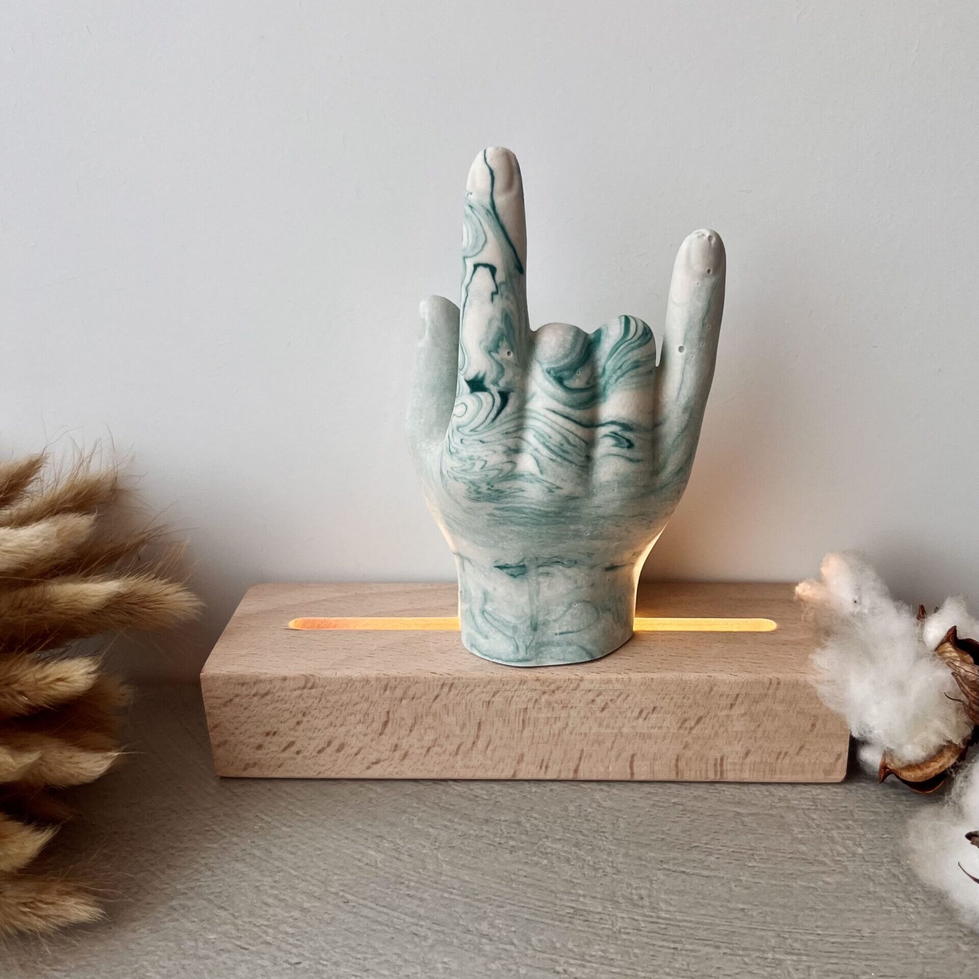 Mano che fa le corna - immagine 4