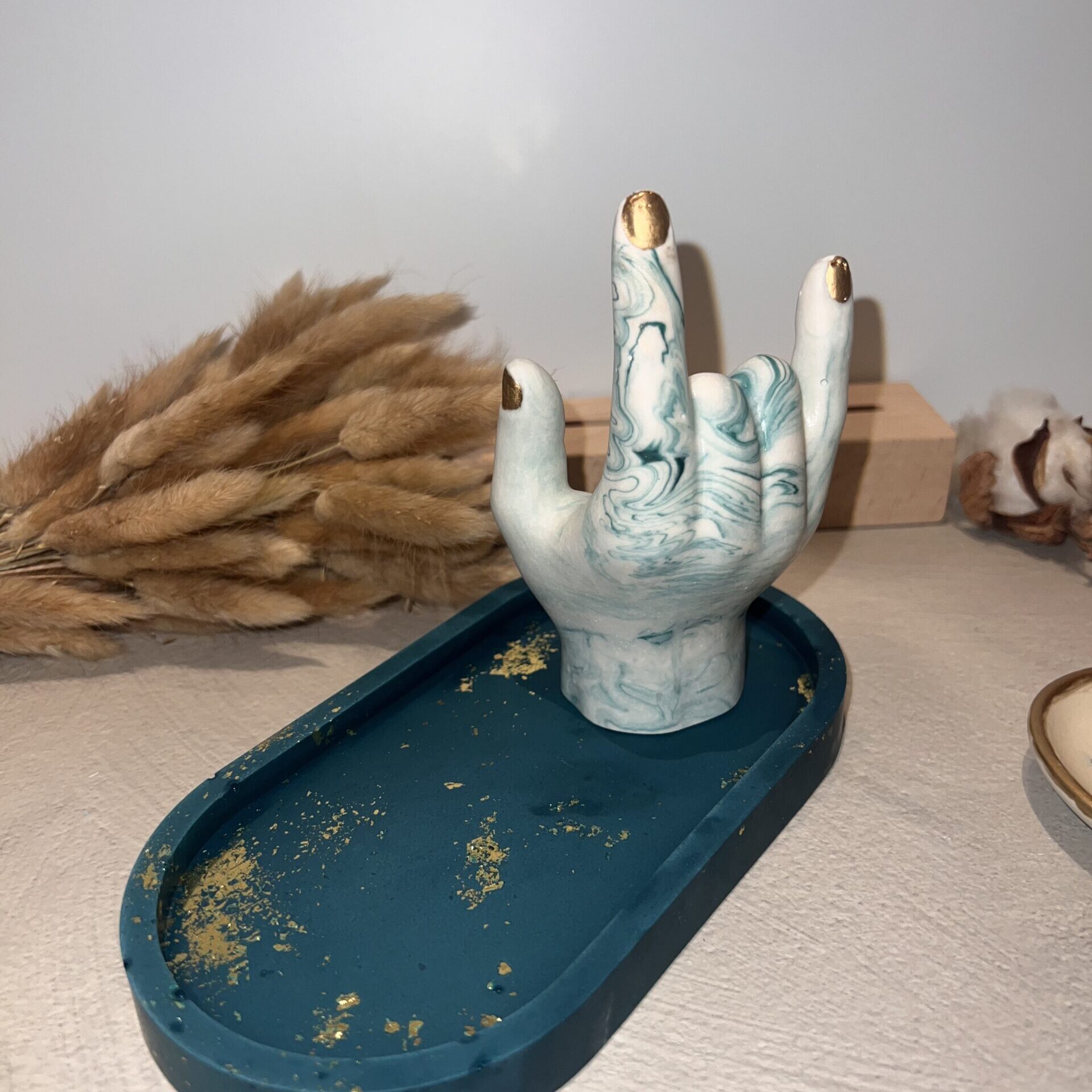 Mano che fa le corna - immagine 5
