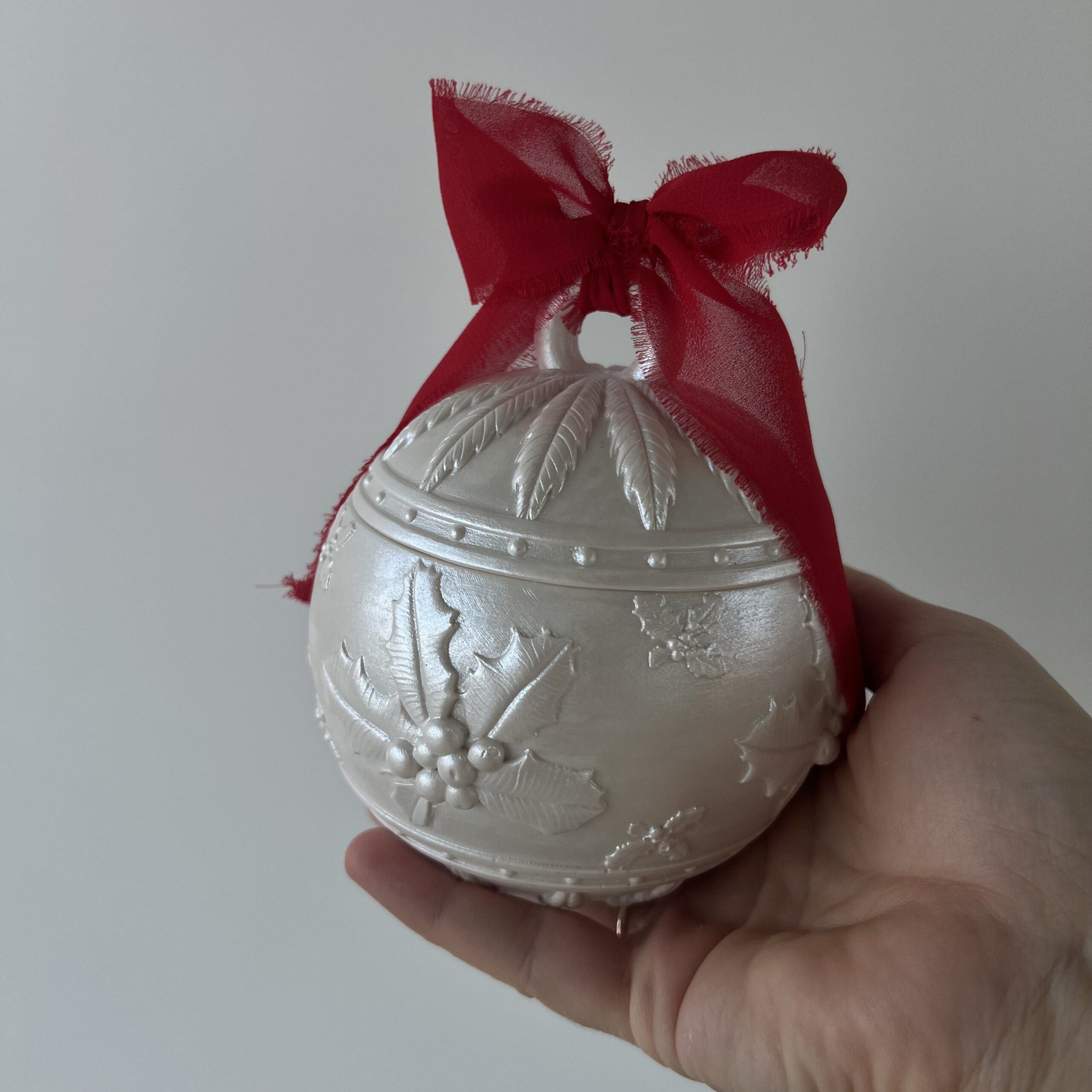 Candela Artigianale a Forma di Palla Natalizia - immagine 4