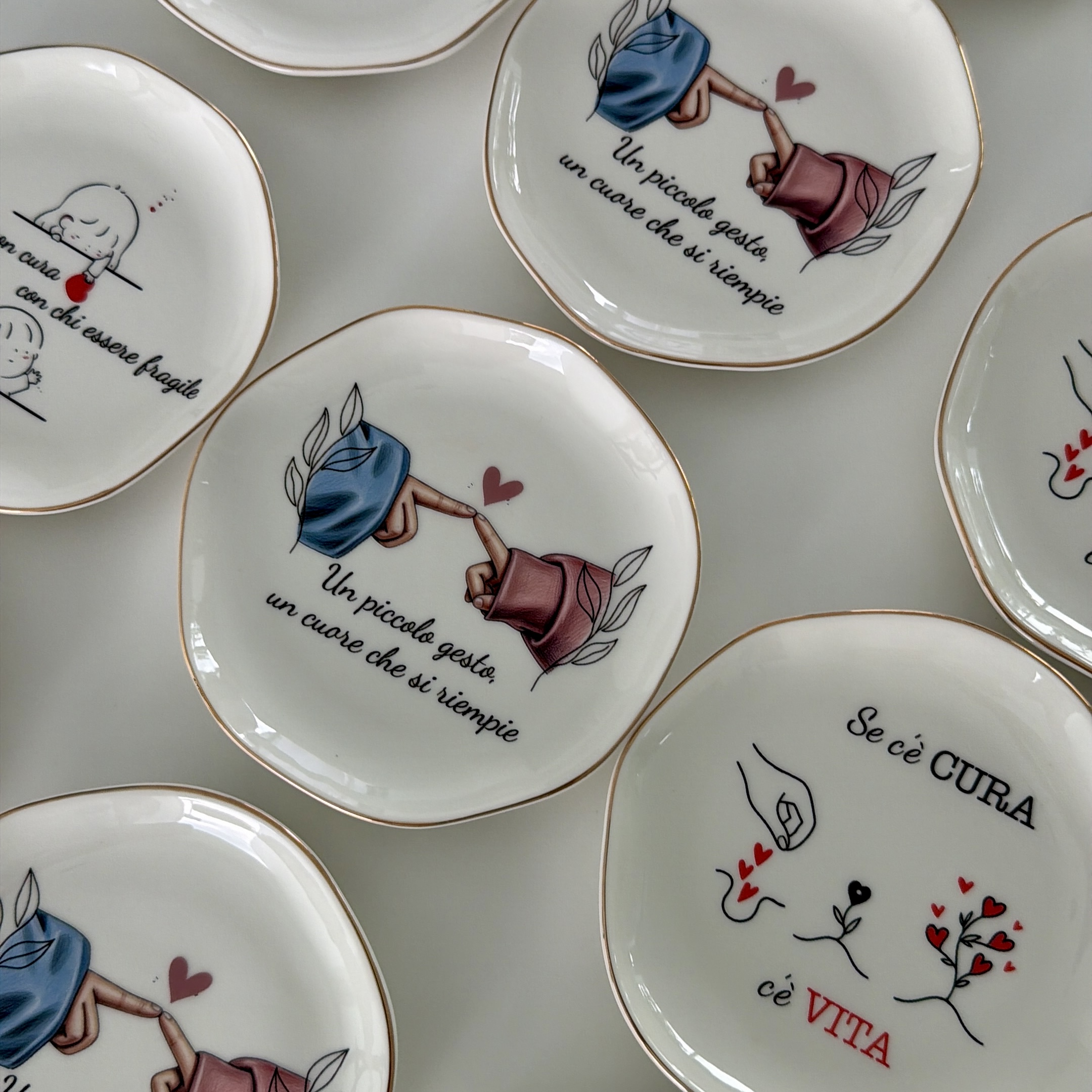 Piatti svuotatasche in ceramica bianca bordo dorato con illustrazioni personalizzate stampa UV fronte