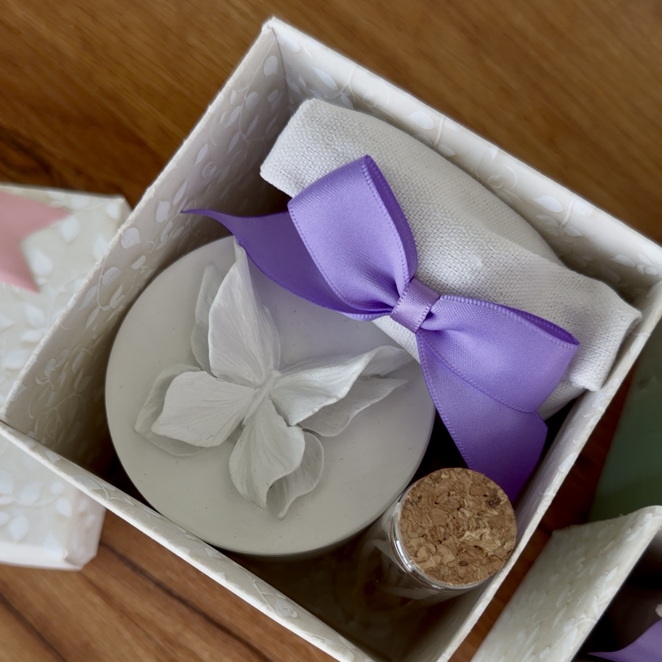 Anatra & Design: Candela Artigianale in Vaso Jesmonite con Scatola Regalo - immagine 23