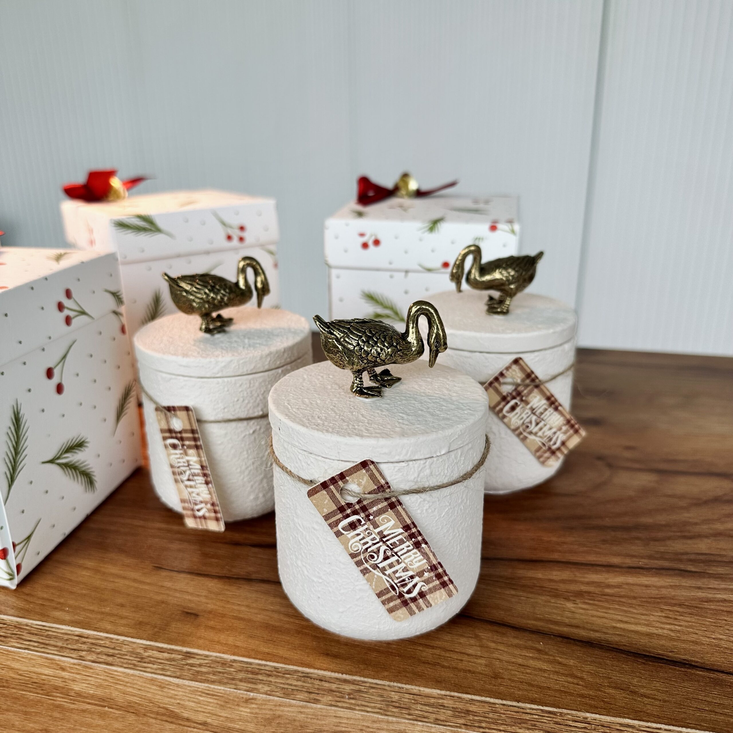 vaso in resina con oca in ottone