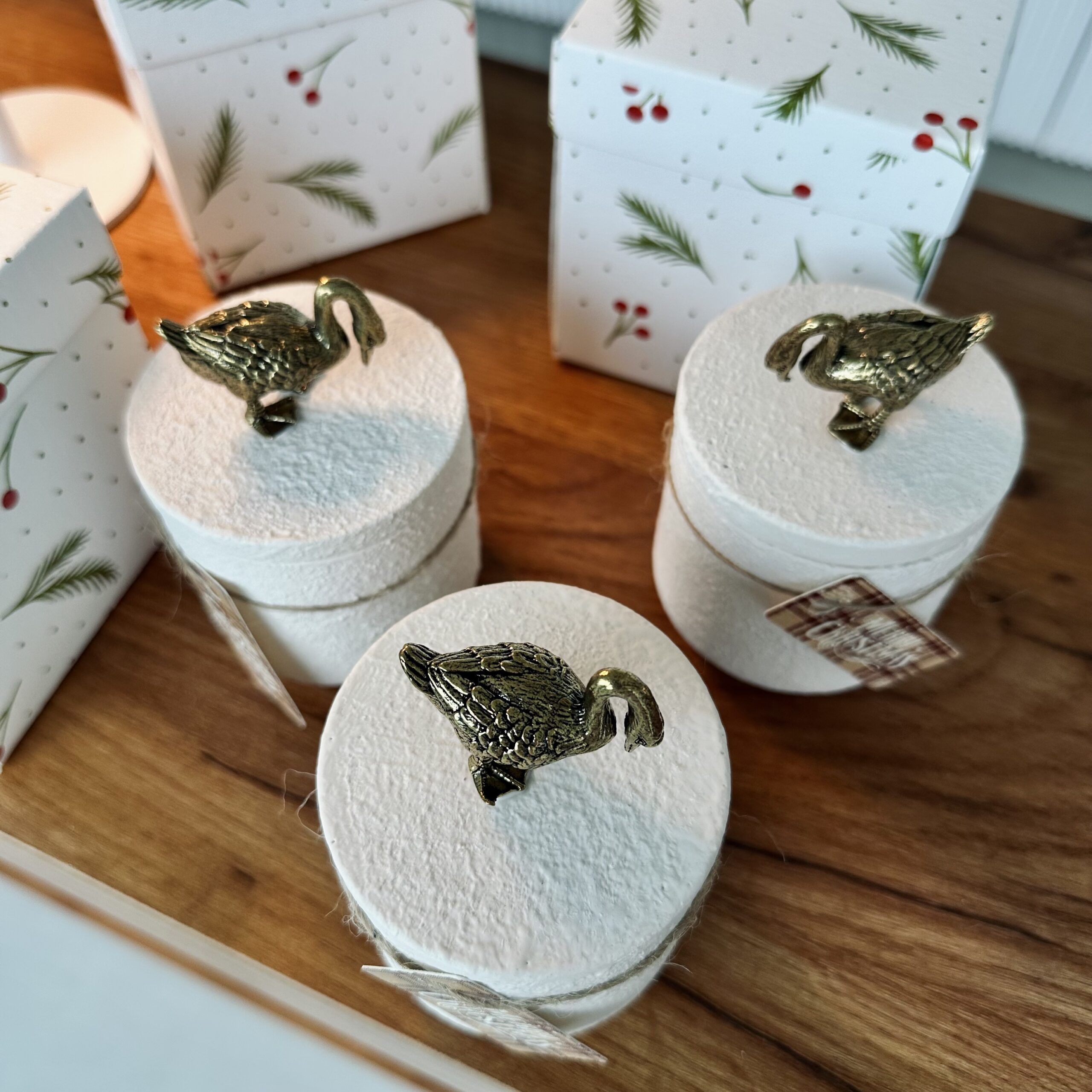 Anatra & Design: Candela Artigianale in Vaso Jesmonite con Scatola Regalo - immagine 8