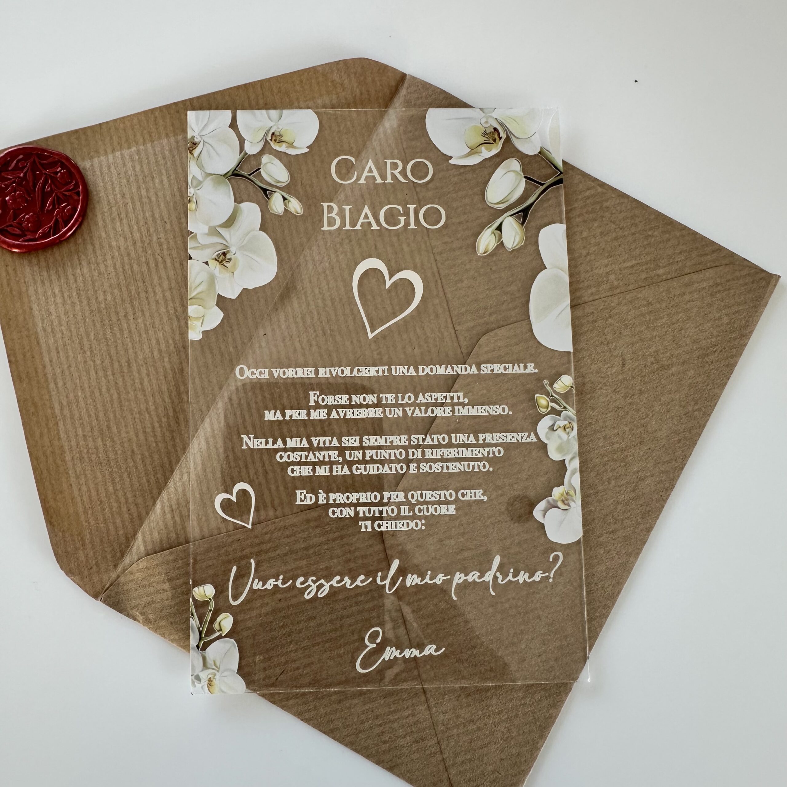 Partecipazione personalizzata su plexiglass trasparente con orchidee bianche, testo "Vuoi essere il mio Padrino?" con nome, busta kraft e ceralacca rossa