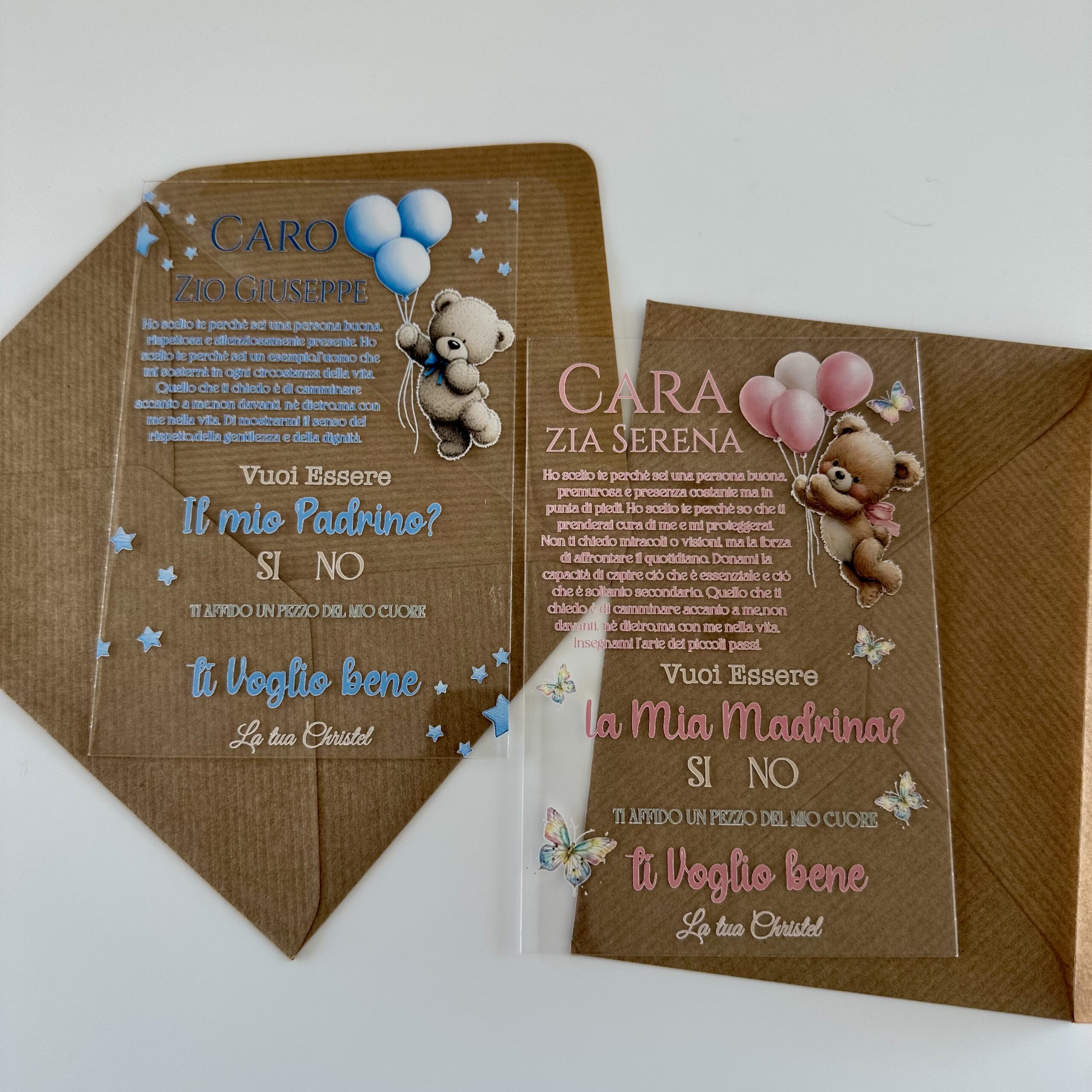 Partecipazione personalizzata su plexiglass trasparente con palloncini colorati e testo personalizzato, busta kraft e ceralacca madrina padrino