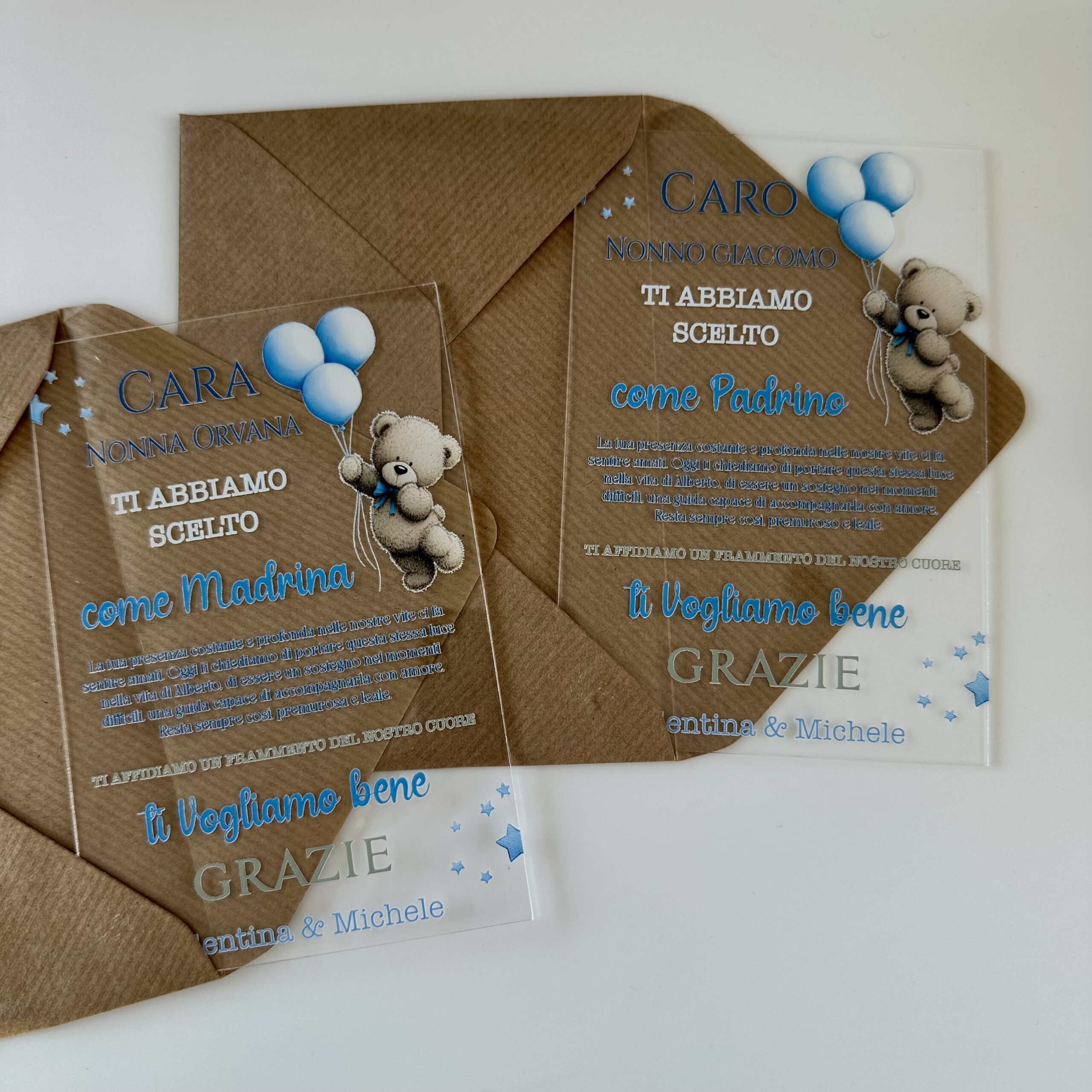 Partecipazione su plexiglass trasparente con orsetto decorativo e testo personalizzato, busta kraft con ceralacca