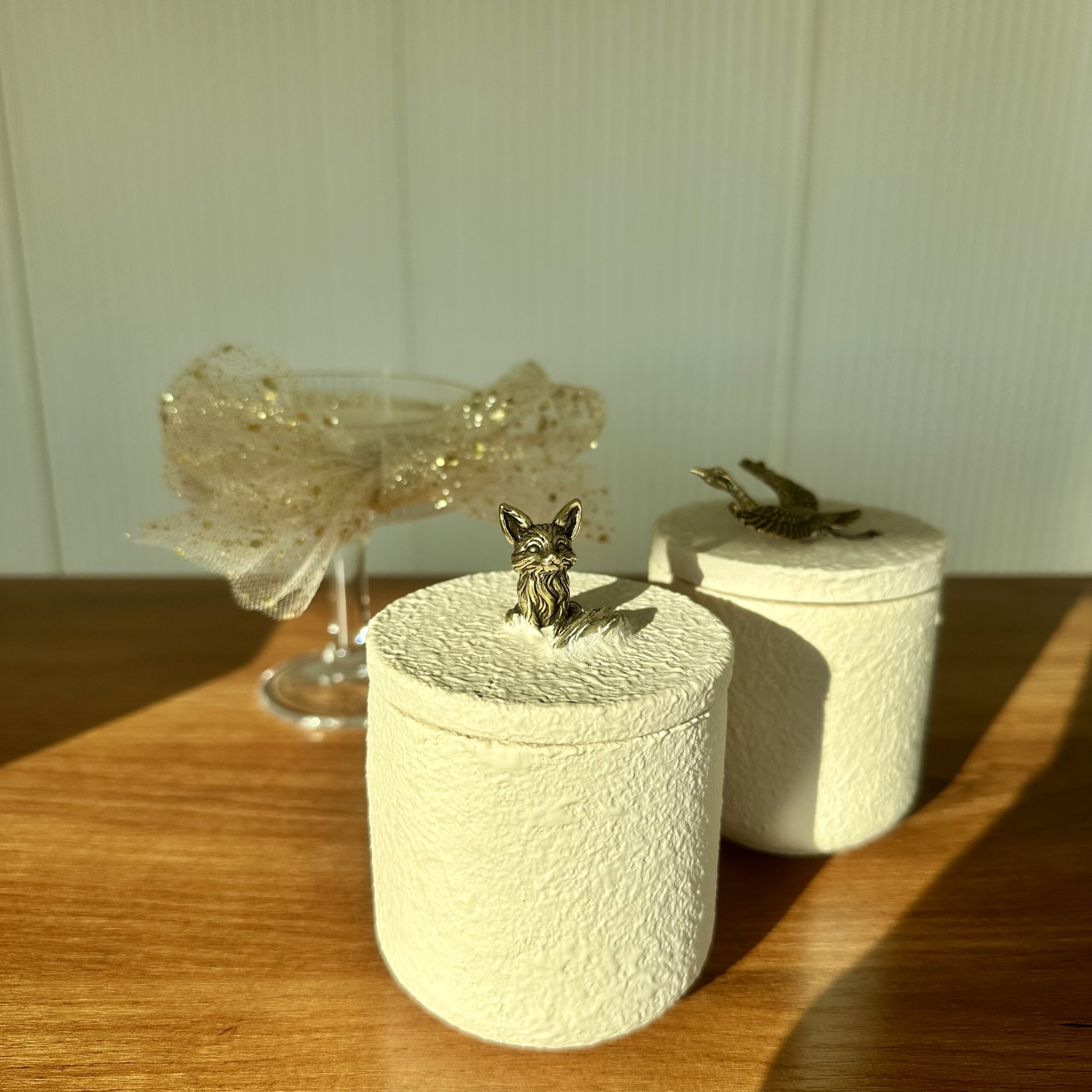 vaso con dettaglio in ottone