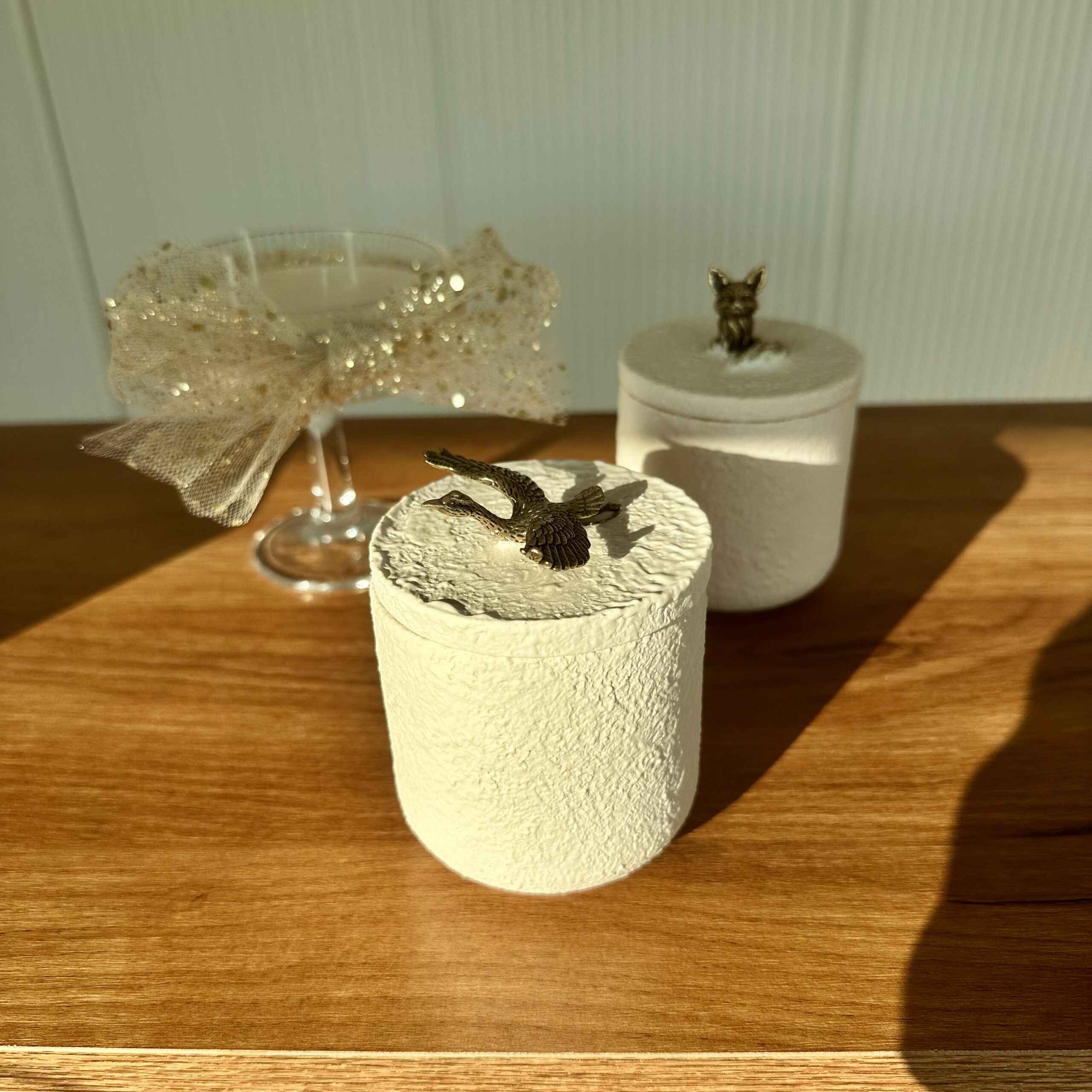 vaso con dettaglio in ottone