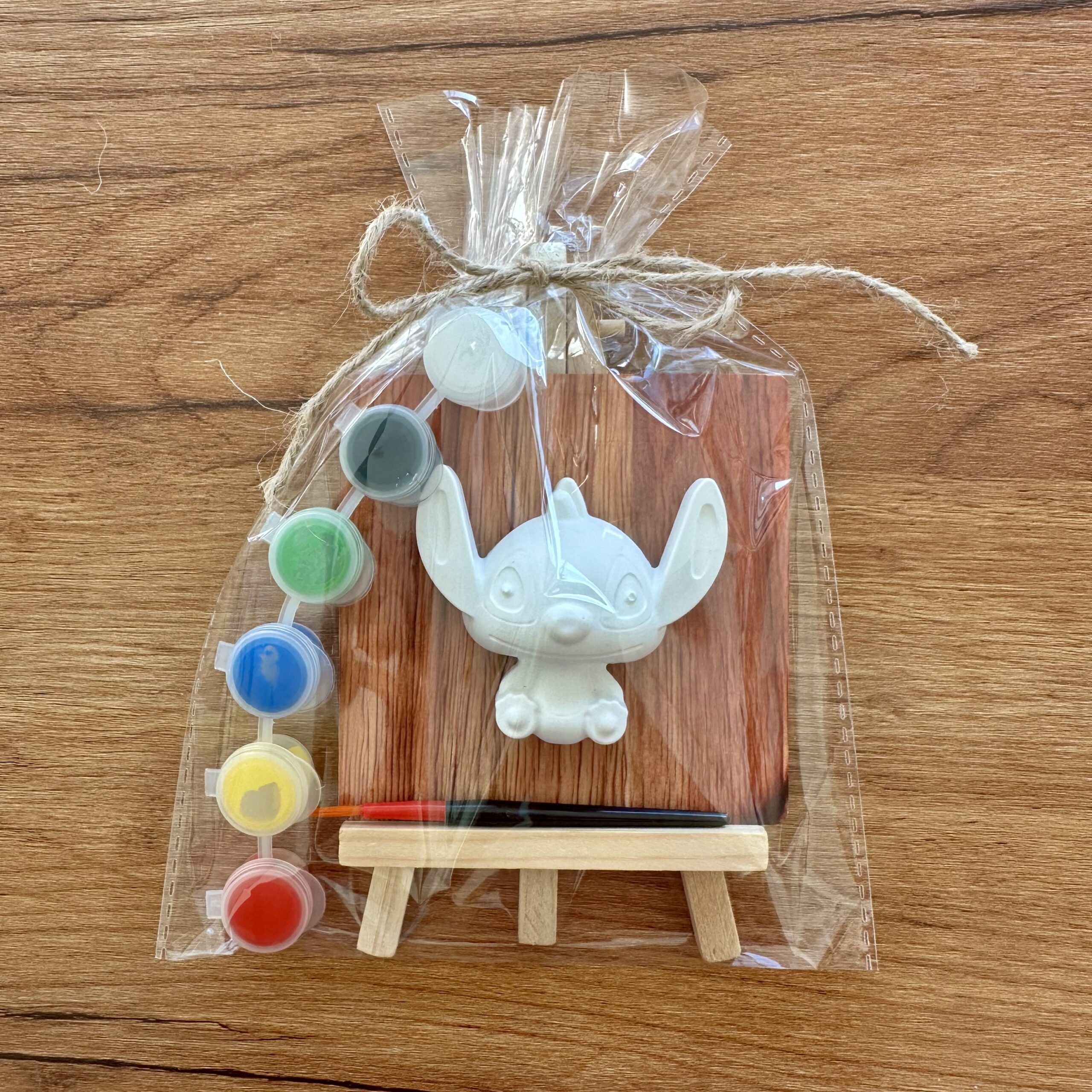Gioco creativo bambini con colori, pennello e gesso da dipingere