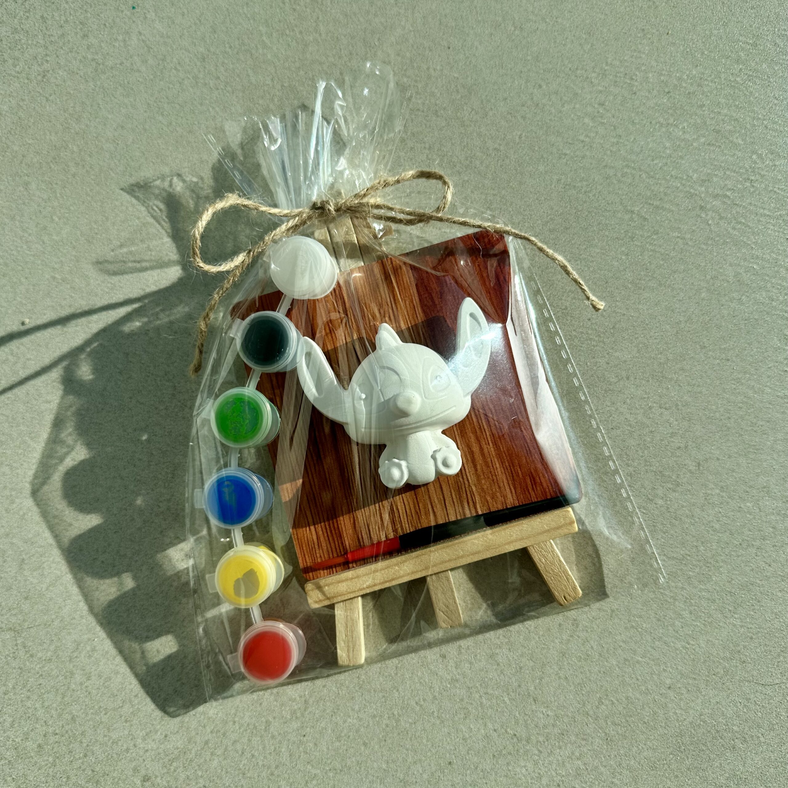 Kit creativo bambini con tela, colori e personaggio in gesso da dipingere