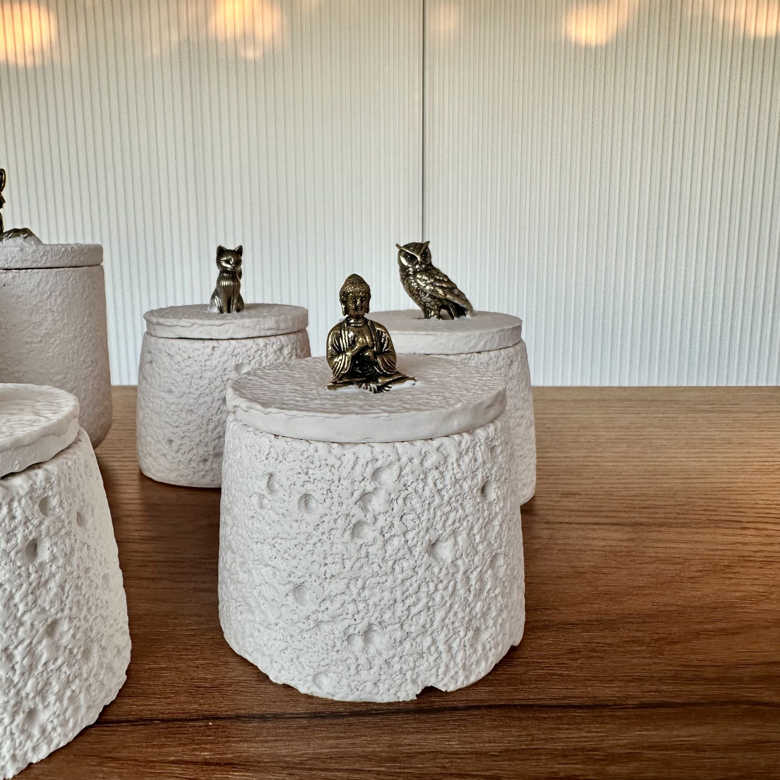 Contenitori in jesmonite artigianali con coperchio e dettagli oro