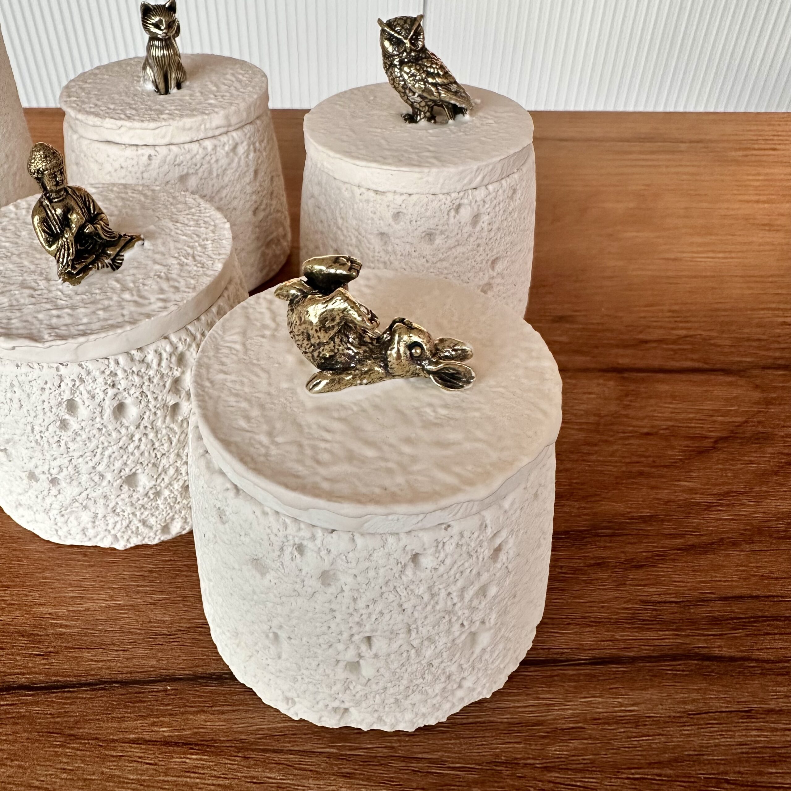 Vasi in jesmonite con coperchio e decorazioni dorate stile moderno