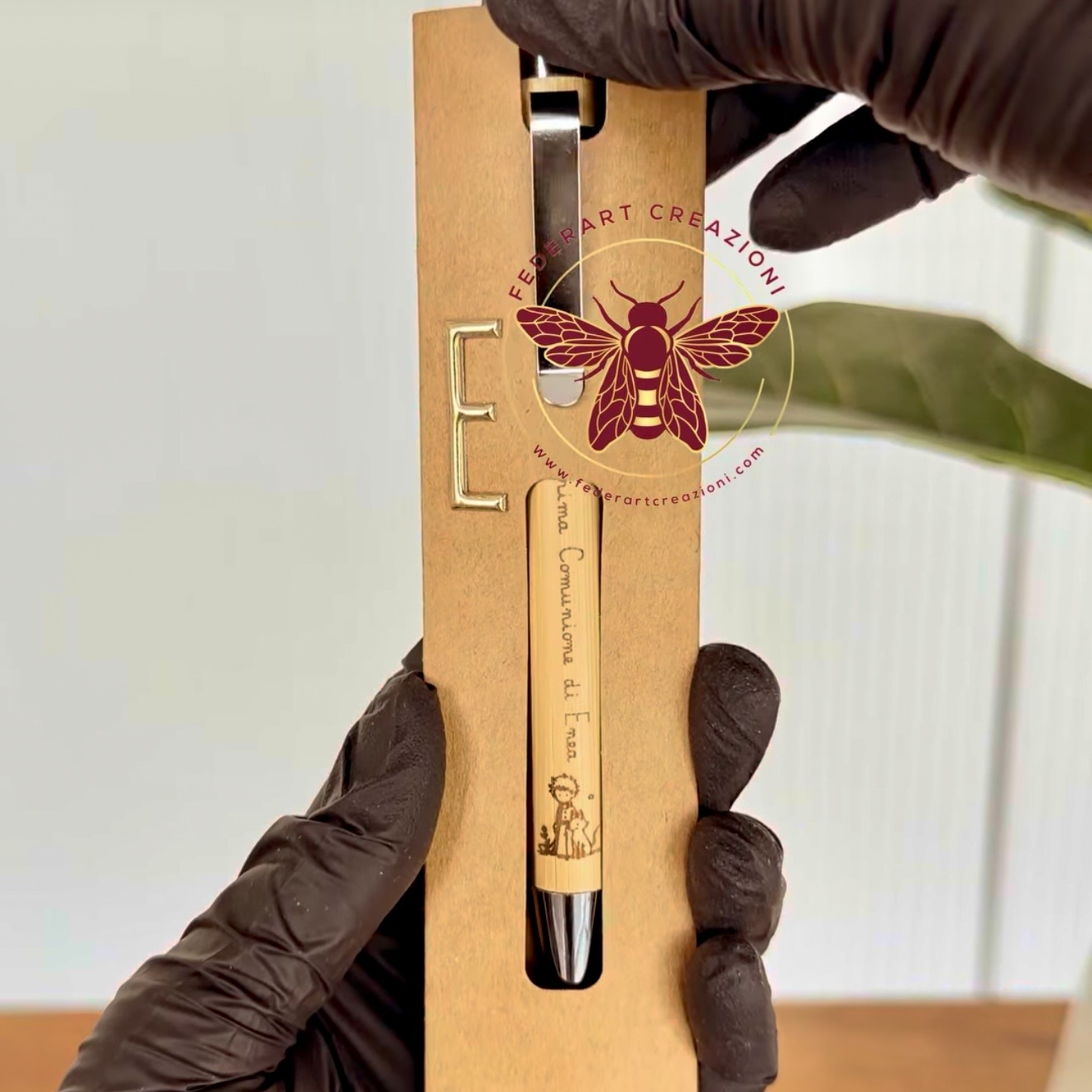 scatola con biro incisa in legno