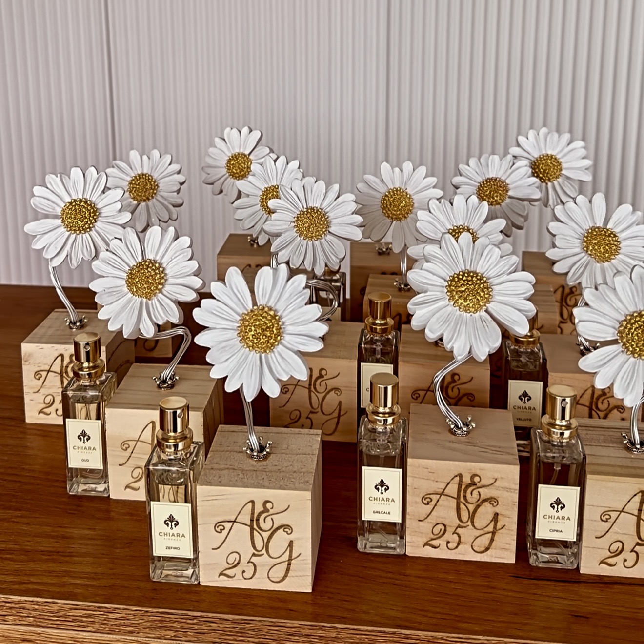 Profumo per ambienti con base in legno inciso e margherita decorativa bomboniera