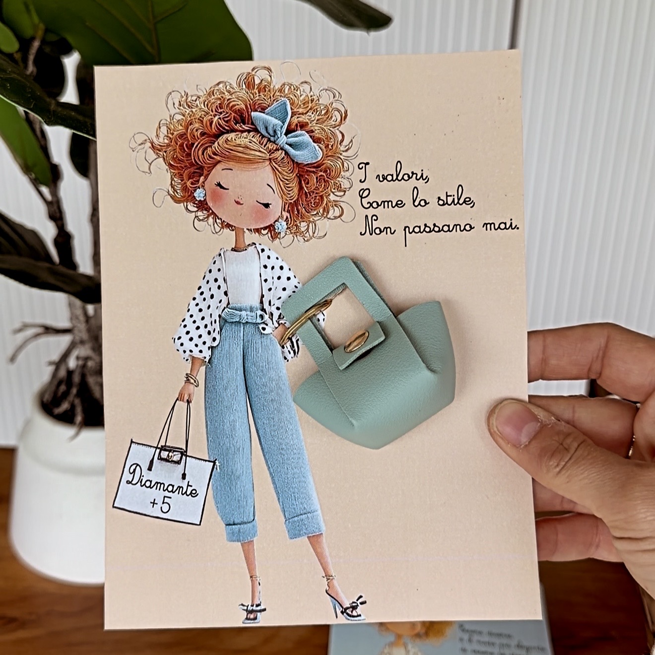 Portachiavi a forma di borsetta applicato su card regalo illustrata personalizzata