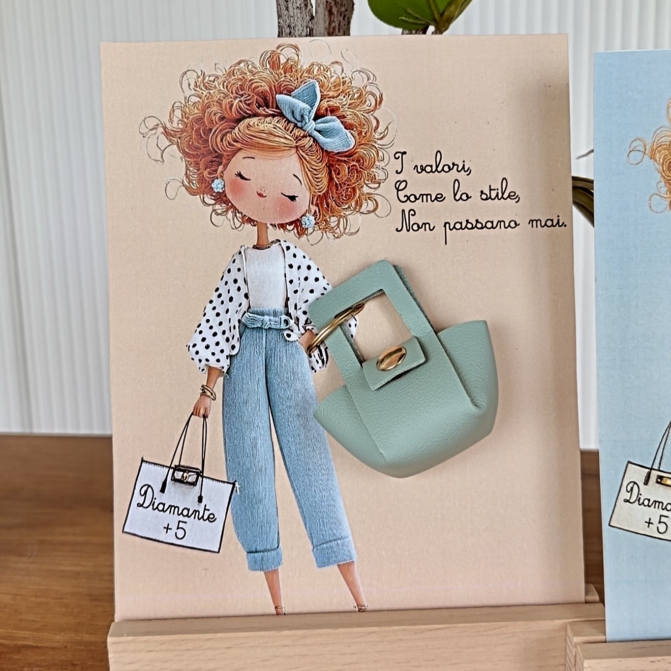 Portachiavi a forma di borsetta applicato su card regalo illustrata personalizzata