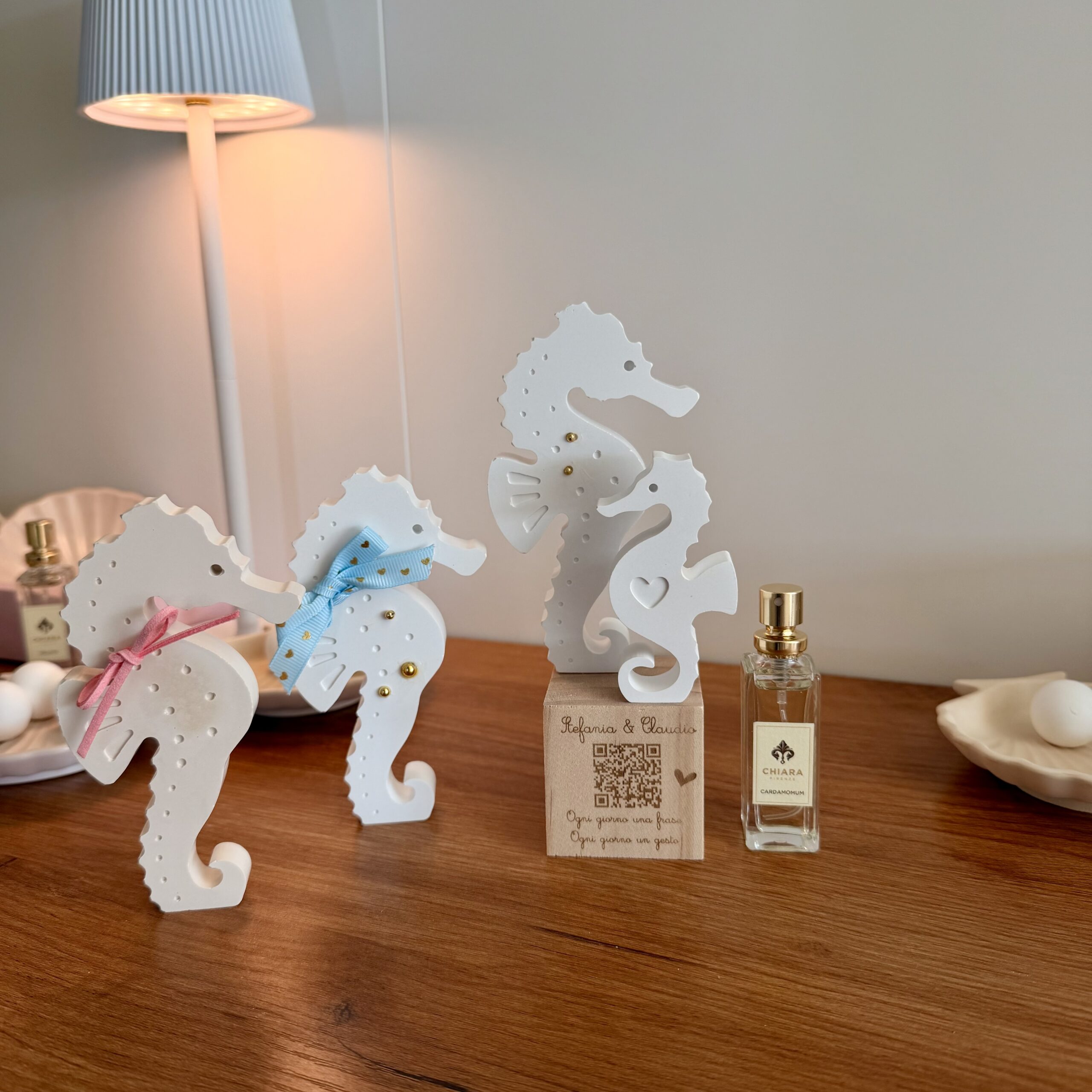 Kit profumo ambiente con base in legno inciso QR code e cavalluccio marino