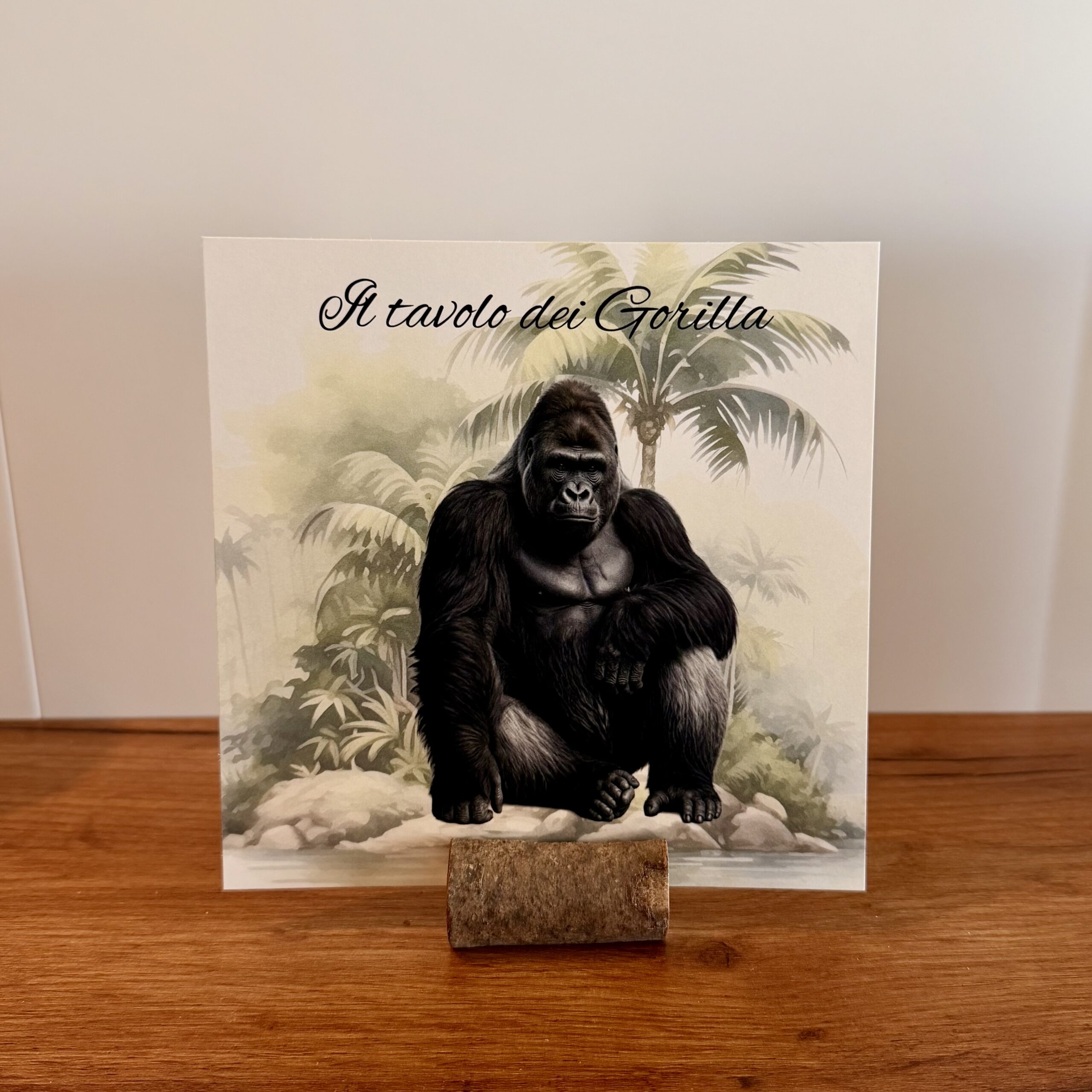 Segnaposto matrimonio Il tavolo dei Gorilla con illustrazione acquerello di gorilla nella giungla, base portacarta in tronco naturale di albero