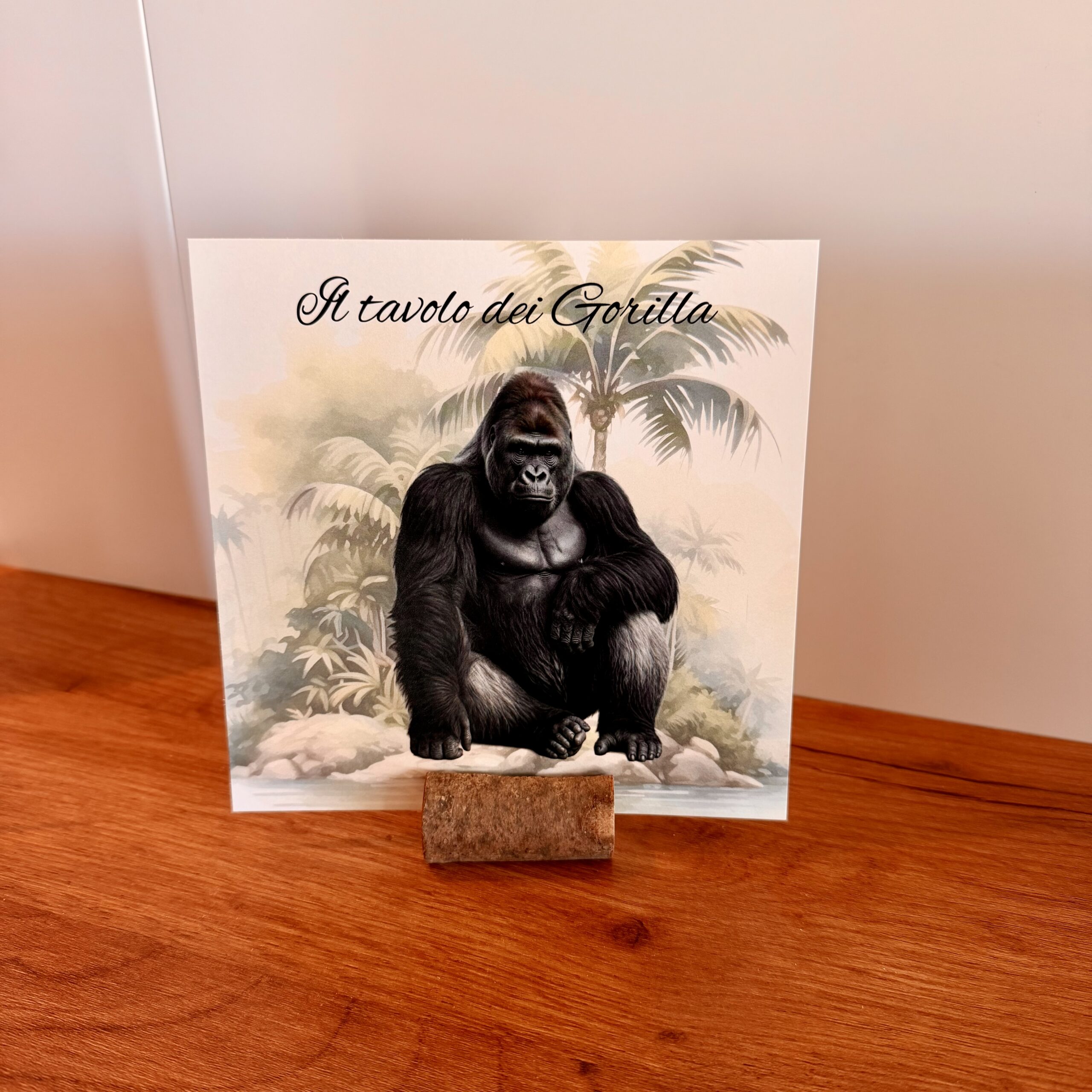 Segnaposto matrimonio Il tavolo dei Gorilla con illustrazione acquerello di gorilla nella giungla, base portacarta in tronco naturale di albero
