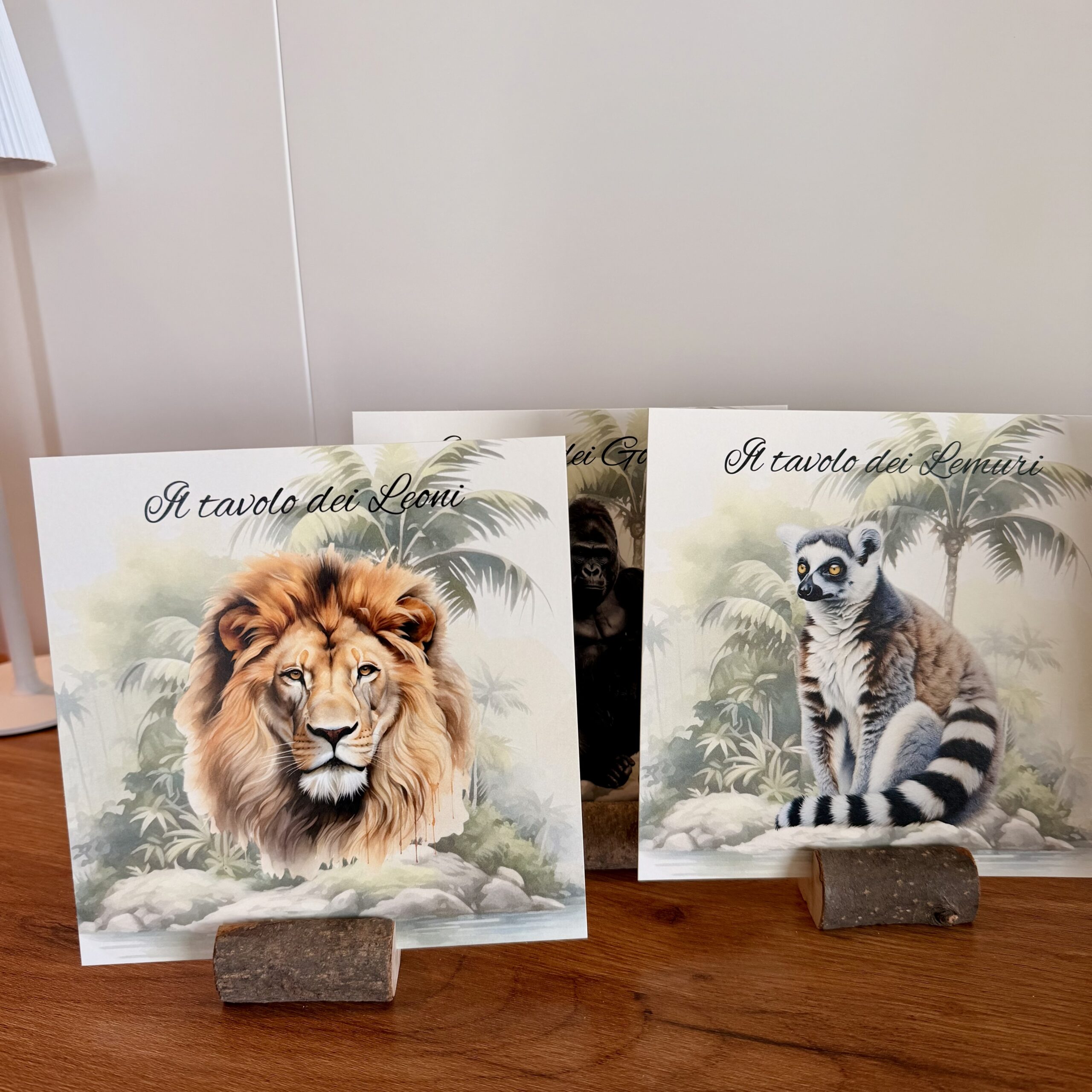 Segnaposto personalizzati tema safari con leone e lemure, font corsivo elegante su supporto in legno