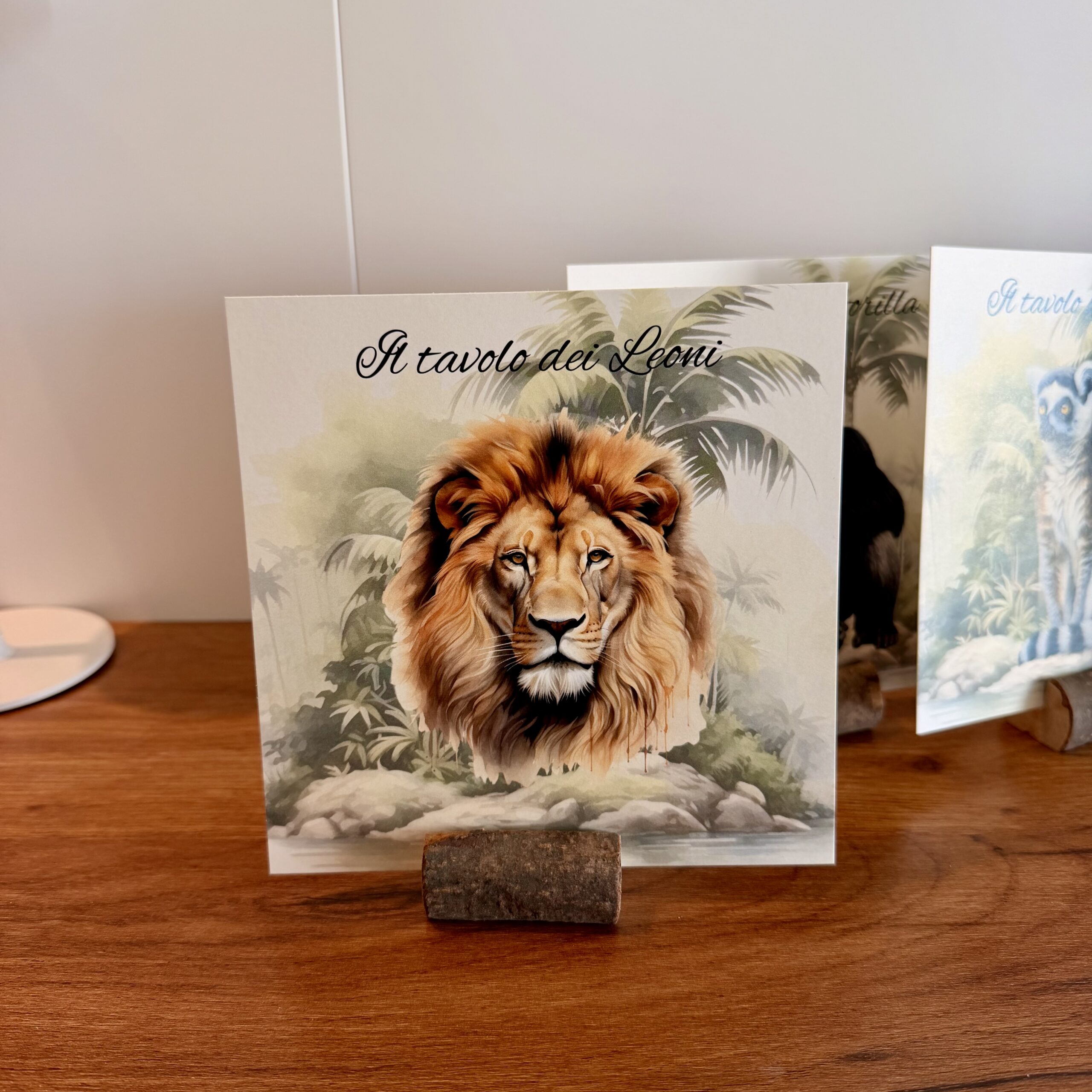 Segnaposto matrimonio tema safari con leone acquerello, scritta il tavolo dei leoni in corsivo elegante