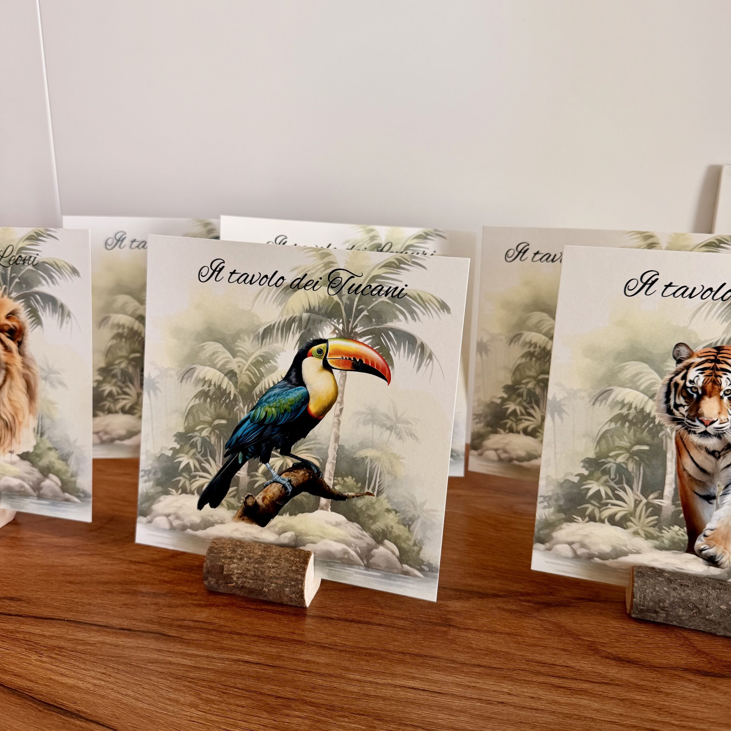 Segnaposto tema giungla con tucano e tigre personalizzati con nome tavolo, supporto in legno naturale