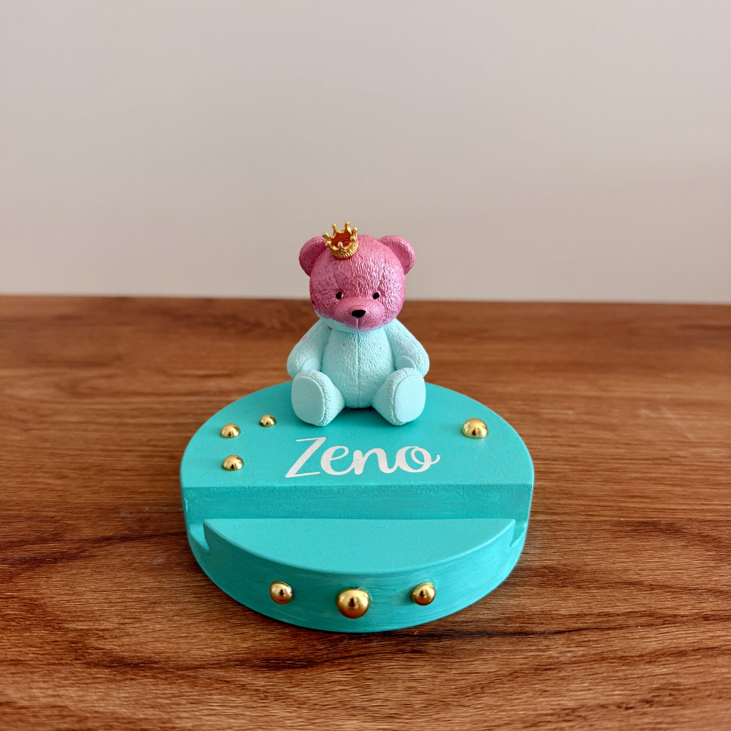 porta cellulare personalizzato in resina minerale con soggetto decorativo e borchie dorate, personalizzazione in corsivo